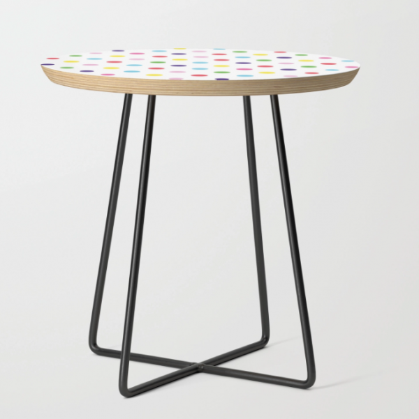 Meja dengan aksen polkadot warna-warni